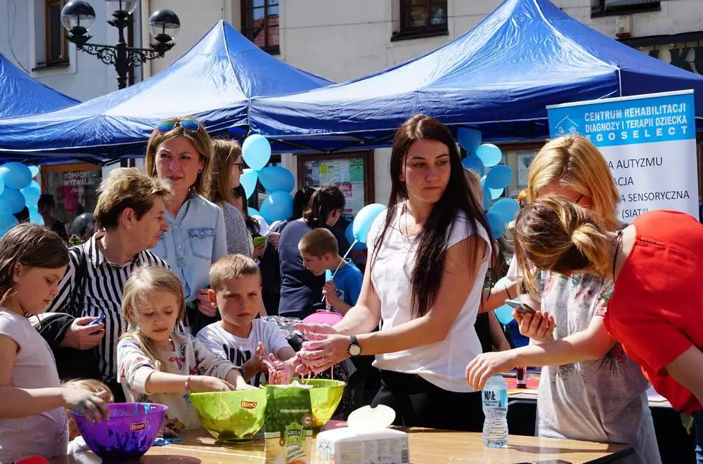 Mikołów: dzieci chętnie uczestniczyły w warsztatach zorganizowanych podczas akcji Zapal się na niebiesko dla autyzmu