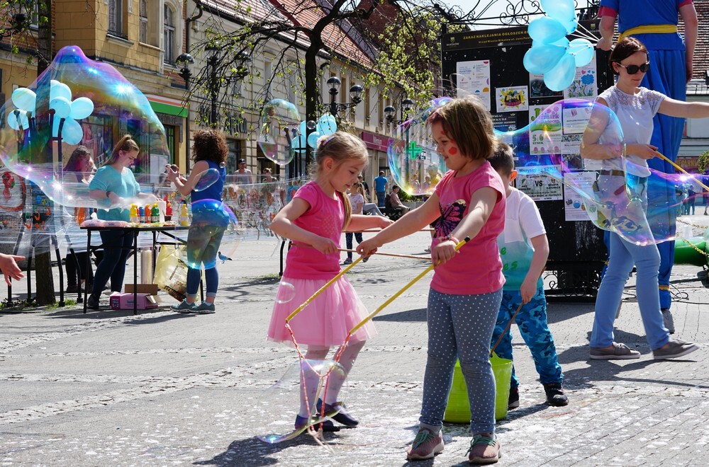 25 kwietnia obchody Światowego Dnia Autyzmu zakończyła w Mikołowie specjalna impreza Zapal się na niebiesko dla autyzmu. Na rynku moc atrakcji, a dzieciaki bawiły się świetnie!