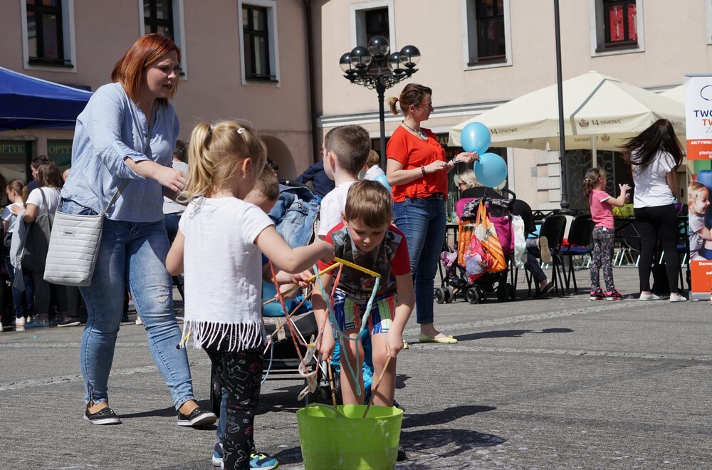25 kwietnia obchody Światowego Dnia Autyzmu zakończyła w Mikołowie specjalna impreza Zapal się na niebiesko dla autyzmu. Na rynku moc atrakcji, a dzieciaki bawiły się świetnie!