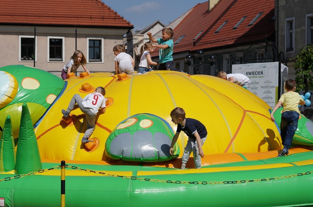 25 kwietnia obchody Światowego Dnia Autyzmu zakończyła w Mikołowie specjalna impreza Zapal się na niebiesko dla autyzmu. Na rynku moc atrakcji, a dzieciaki bawiły się świetnie!