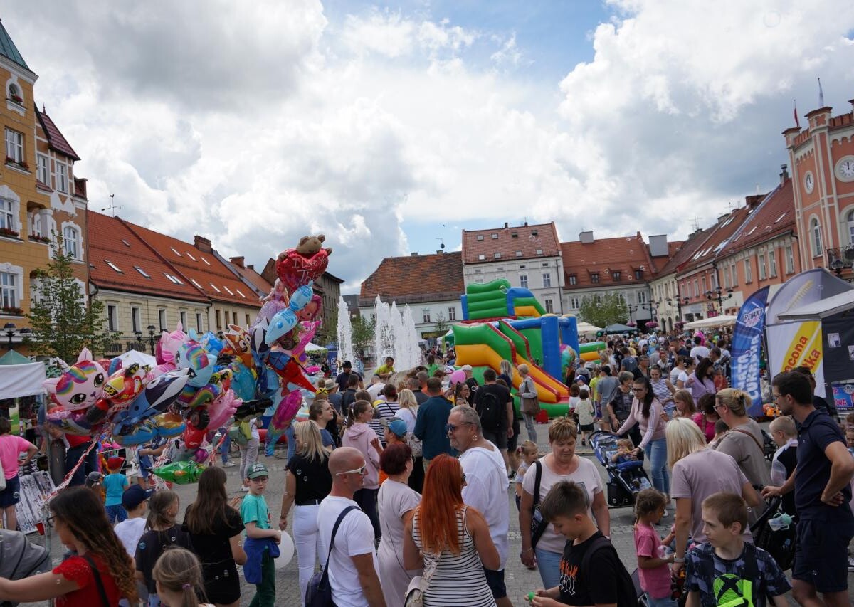 W minioną sobotę mikołowski Rynek zamienił się w tętniący życiem Dziki Zachód, pełen radosnych dzieci i aktywnych dorosłych / fot. MDK Mikołów