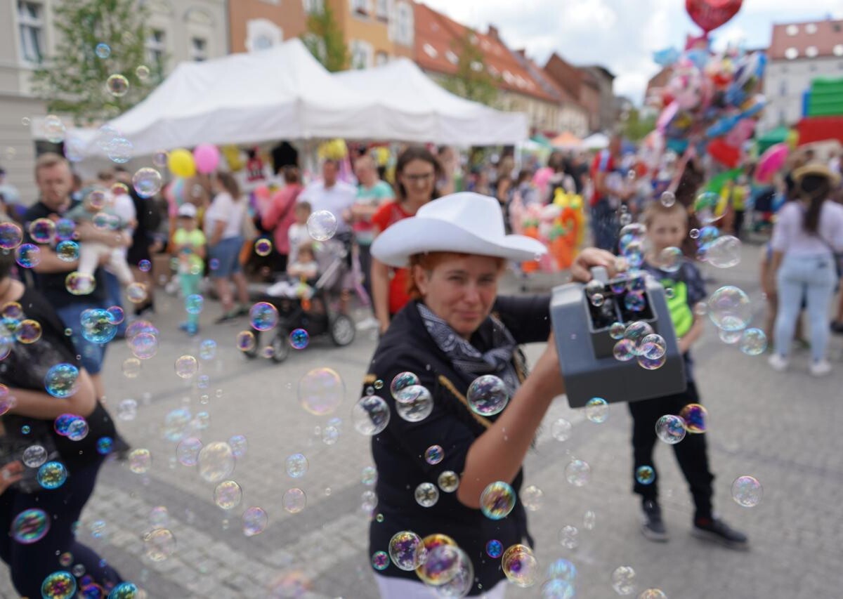 W minioną sobotę mikołowski Rynek zamienił się w tętniący życiem Dziki Zachód, pełen radosnych dzieci i aktywnych dorosłych / fot. MDK Mikołów