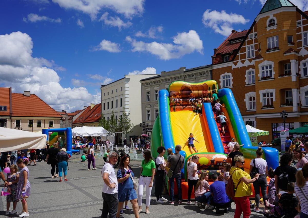 W minioną sobotę mikołowski Rynek zamienił się w tętniący życiem Dziki Zachód, pełen radosnych dzieci i aktywnych dorosłych / fot. MDK Mikołów
