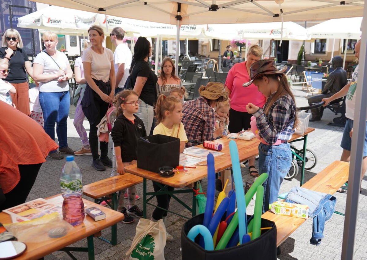 W minioną sobotę mikołowski Rynek zamienił się w tętniący życiem Dziki Zachód, pełen radosnych dzieci i aktywnych dorosłych / fot. MDK Mikołów