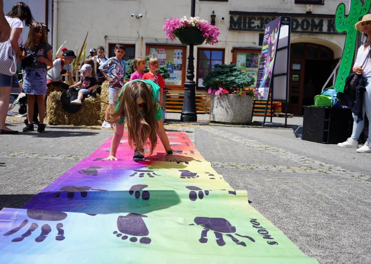 W minioną sobotę mikołowski Rynek zamienił się w tętniący życiem Dziki Zachód, pełen radosnych dzieci i aktywnych dorosłych / fot. MDK Mikołów