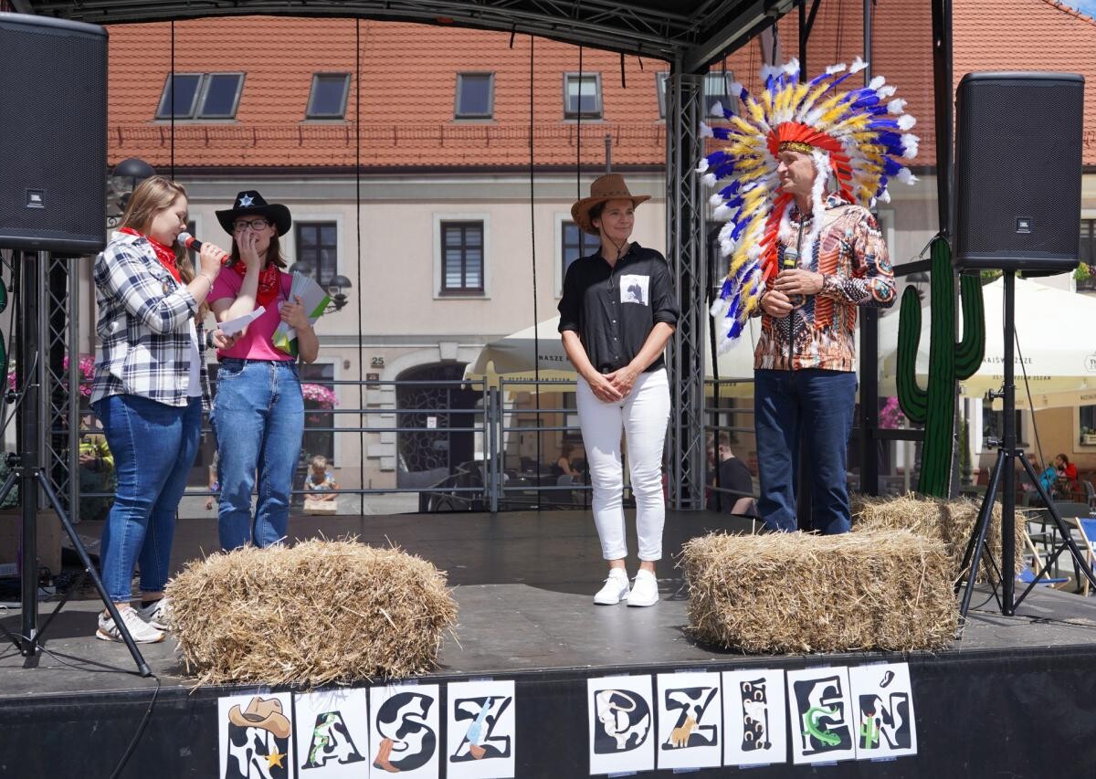 W minioną sobotę mikołowski Rynek zamienił się w tętniący życiem Dziki Zachód, pełen radosnych dzieci i aktywnych dorosłych / fot. MDK Mikołów