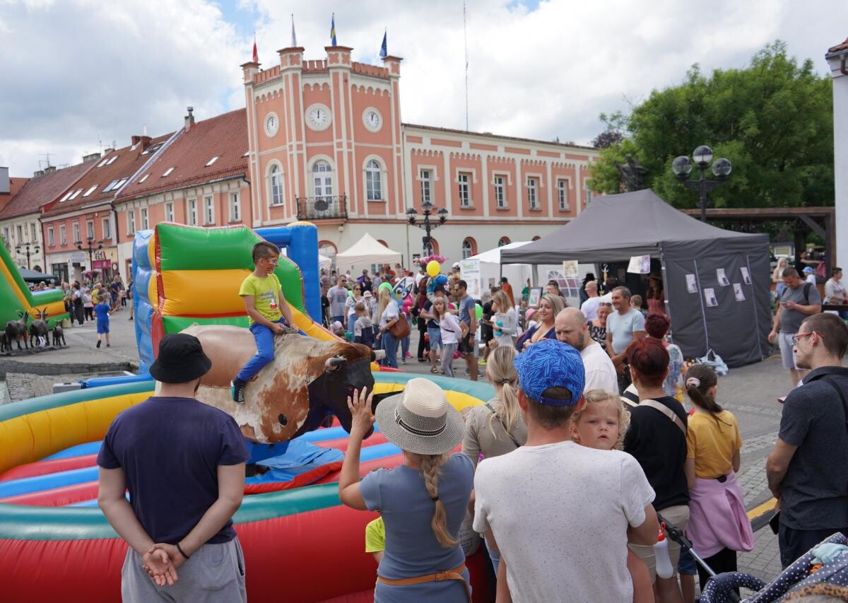 W minioną sobotę mikołowski Rynek zamienił się w tętniący życiem Dziki Zachód, pełen radosnych dzieci i aktywnych dorosłych / fot. MDK Mikołów
