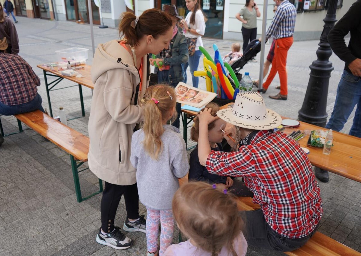 W minioną sobotę mikołowski Rynek zamienił się w tętniący życiem Dziki Zachód, pełen radosnych dzieci i aktywnych dorosłych / fot. MDK Mikołów