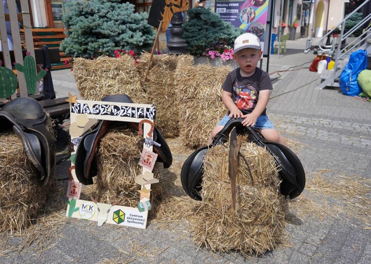 W minioną sobotę mikołowski Rynek zamienił się w tętniący życiem Dziki Zachód, pełen radosnych dzieci i aktywnych dorosłych / fot. MDK Mikołów