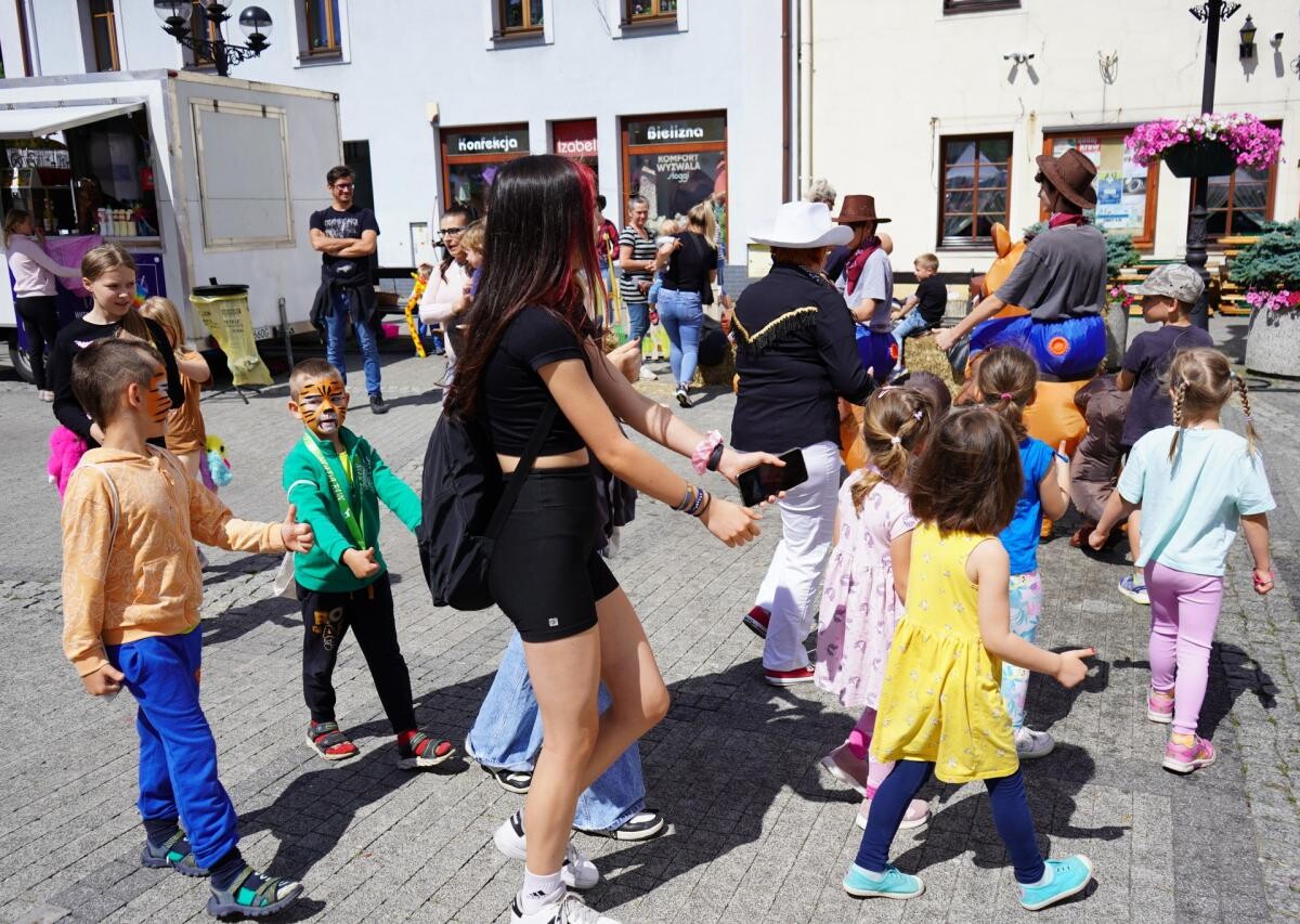 W minioną sobotę mikołowski Rynek zamienił się w tętniący życiem Dziki Zachód, pełen radosnych dzieci i aktywnych dorosłych / fot. MDK Mikołów
