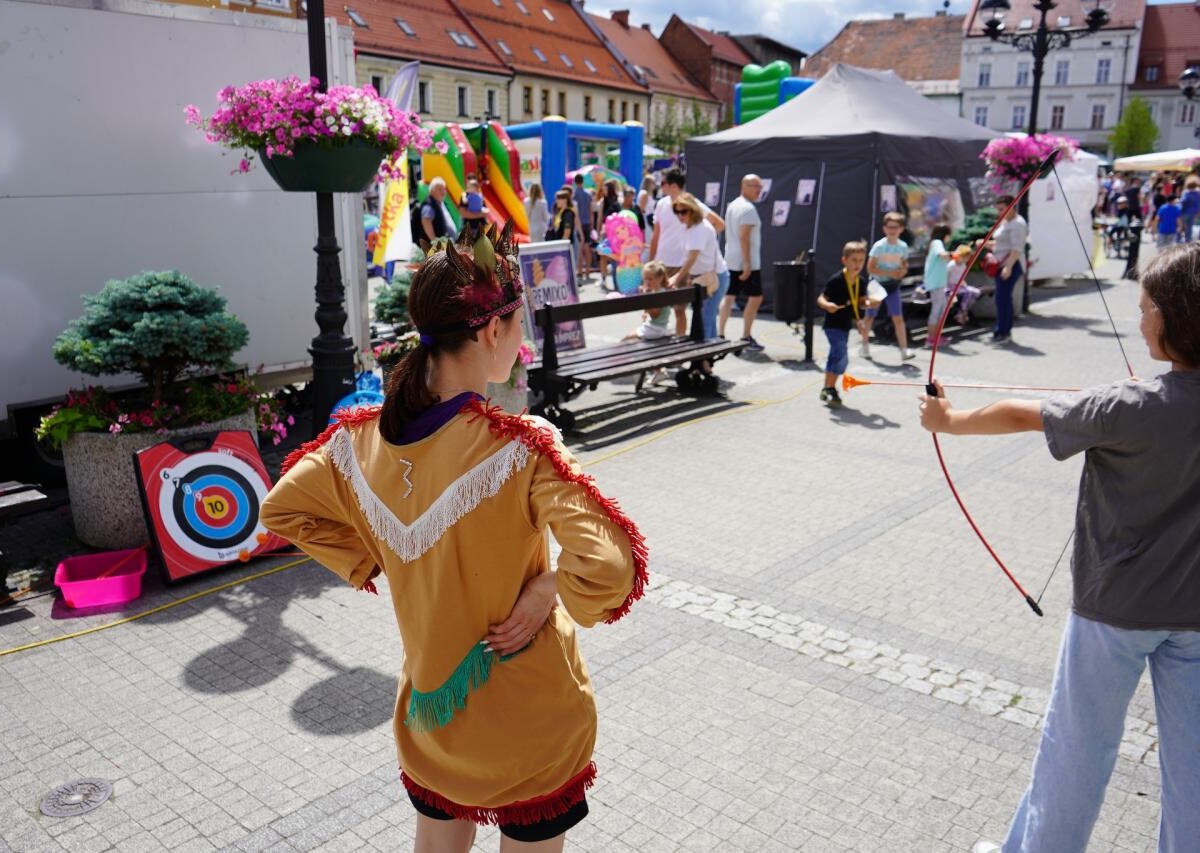 W minioną sobotę mikołowski Rynek zamienił się w tętniący życiem Dziki Zachód, pełen radosnych dzieci i aktywnych dorosłych / fot. MDK Mikołów