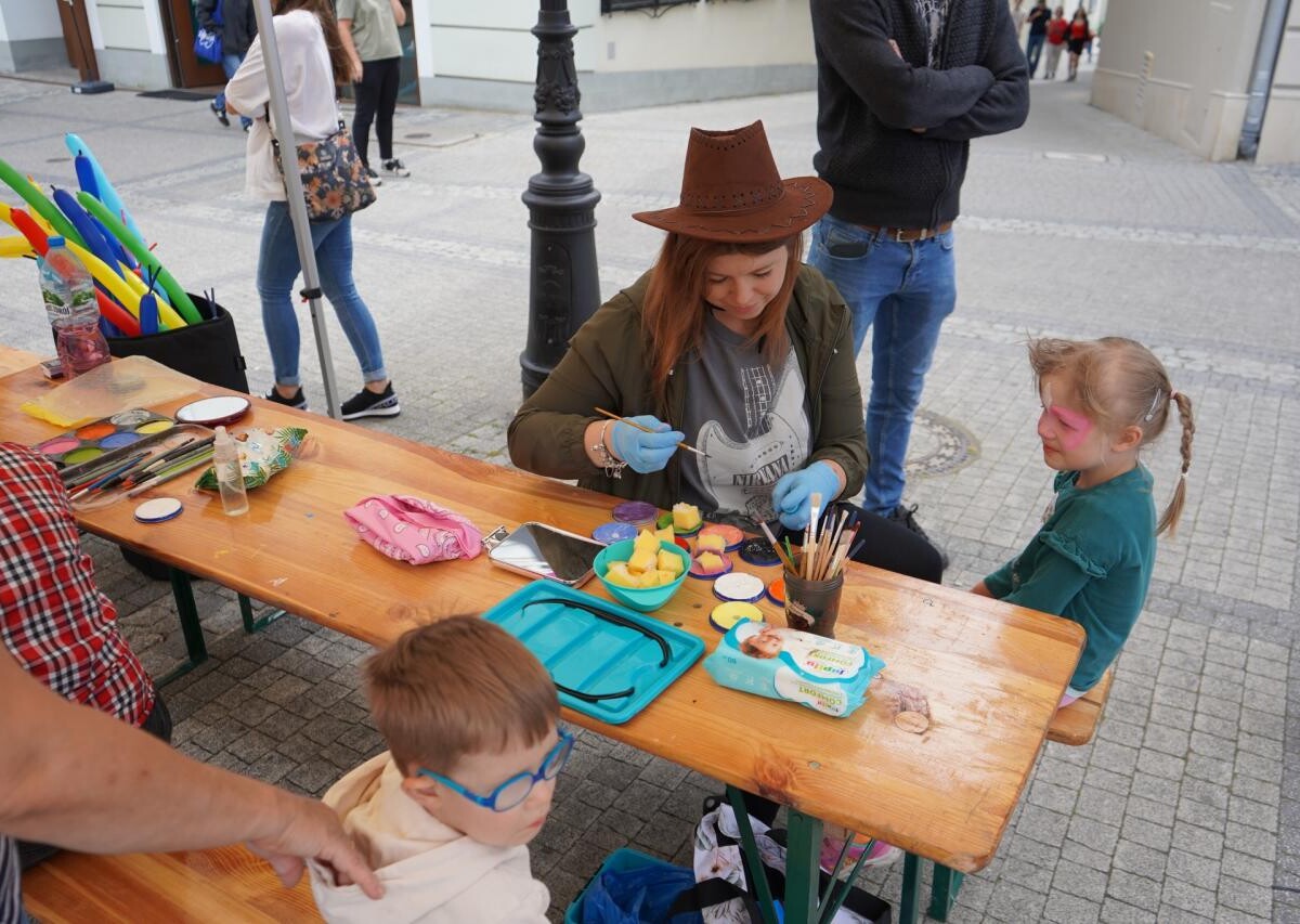 W minioną sobotę mikołowski Rynek zamienił się w tętniący życiem Dziki Zachód, pełen radosnych dzieci i aktywnych dorosłych / fot. MDK Mikołów
