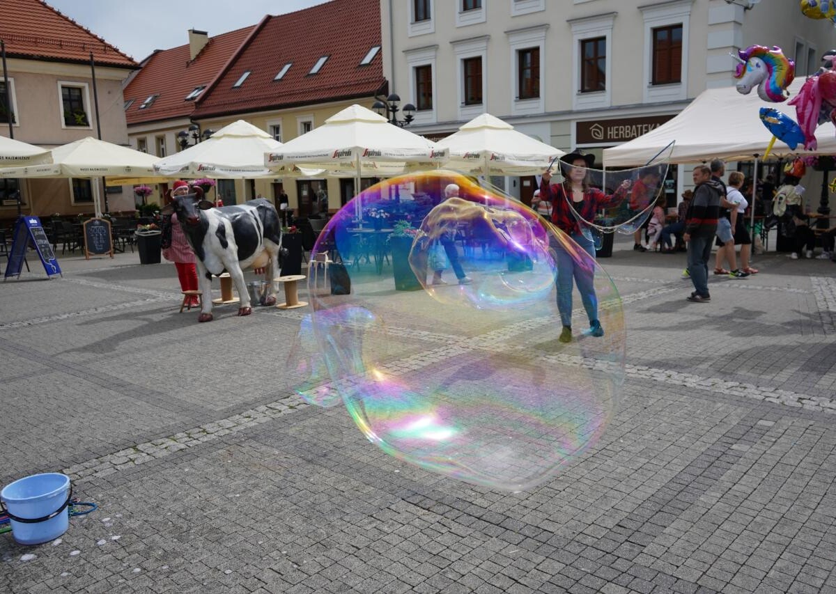 W minioną sobotę mikołowski Rynek zamienił się w tętniący życiem Dziki Zachód, pełen radosnych dzieci i aktywnych dorosłych / fot. MDK Mikołów