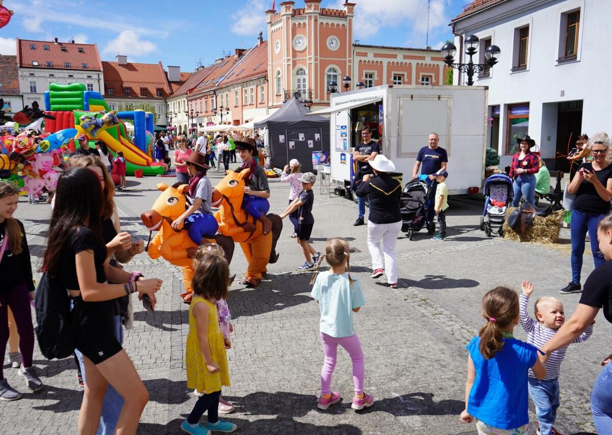 W minioną sobotę mikołowski Rynek zamienił się w tętniący życiem Dziki Zachód, pełen radosnych dzieci i aktywnych dorosłych / fot. MDK Mikołów