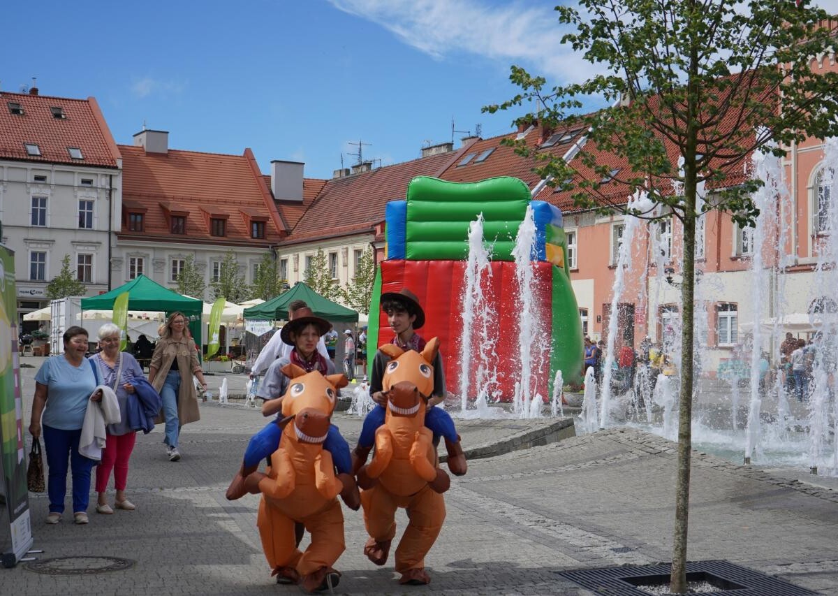 W minioną sobotę mikołowski Rynek zamienił się w tętniący życiem Dziki Zachód, pełen radosnych dzieci i aktywnych dorosłych / fot. MDK Mikołów
