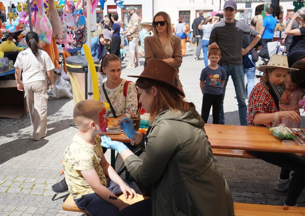 W minioną sobotę mikołowski Rynek zamienił się w tętniący życiem Dziki Zachód, pełen radosnych dzieci i aktywnych dorosłych / fot. MDK Mikołów