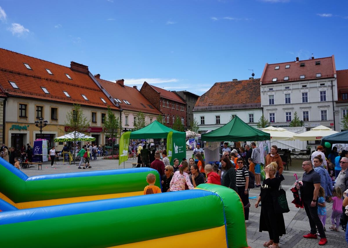 W minioną sobotę mikołowski Rynek zamienił się w tętniący życiem Dziki Zachód, pełen radosnych dzieci i aktywnych dorosłych / fot. MDK Mikołów