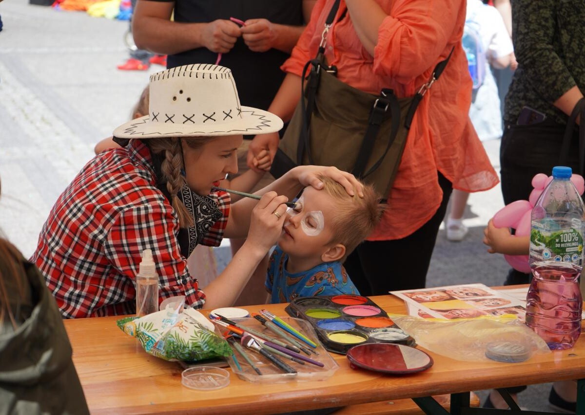 W minioną sobotę mikołowski Rynek zamienił się w tętniący życiem Dziki Zachód, pełen radosnych dzieci i aktywnych dorosłych / fot. MDK Mikołów