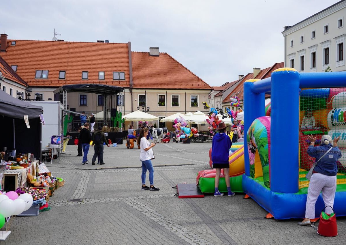 W minioną sobotę mikołowski Rynek zamienił się w tętniący życiem Dziki Zachód, pełen radosnych dzieci i aktywnych dorosłych / fot. MDK Mikołów