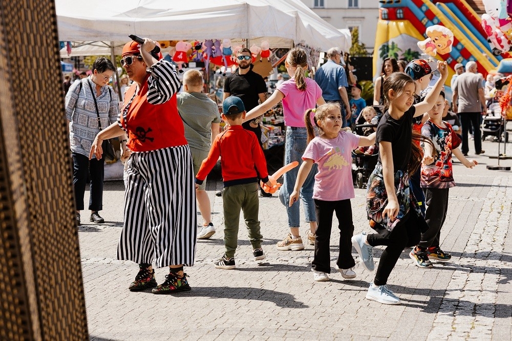Dzień Dziecka i Dzień Aktywności Społecznej połączyły mieszkańców Mikołowa. Rynek zamienił się w piracką wyspę / fot. Birdabo Studio