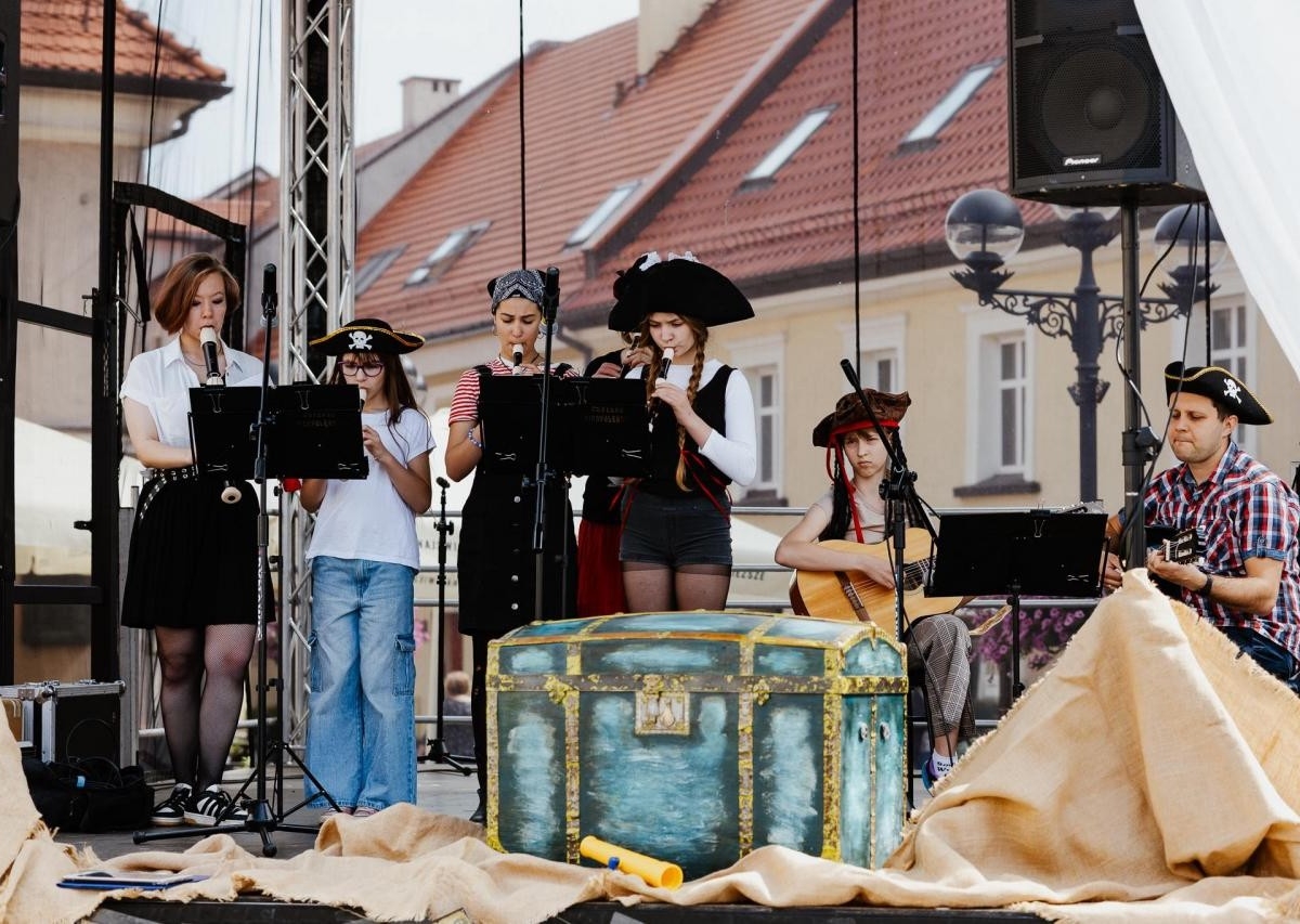 Dzień Dziecka i Dzień Aktywności Społecznej połączyły mieszkańców Mikołowa. Rynek zamienił się w piracką wyspę / fot. Birdabo Studio