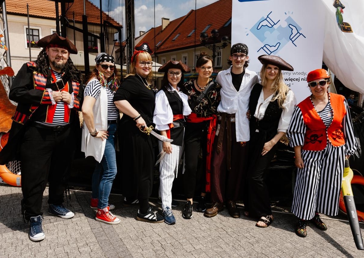 Dzień Dziecka i Dzień Aktywności Społecznej połączyły mieszkańców Mikołowa. Rynek zamienił się w piracką wyspę / fot. Birdabo Studio