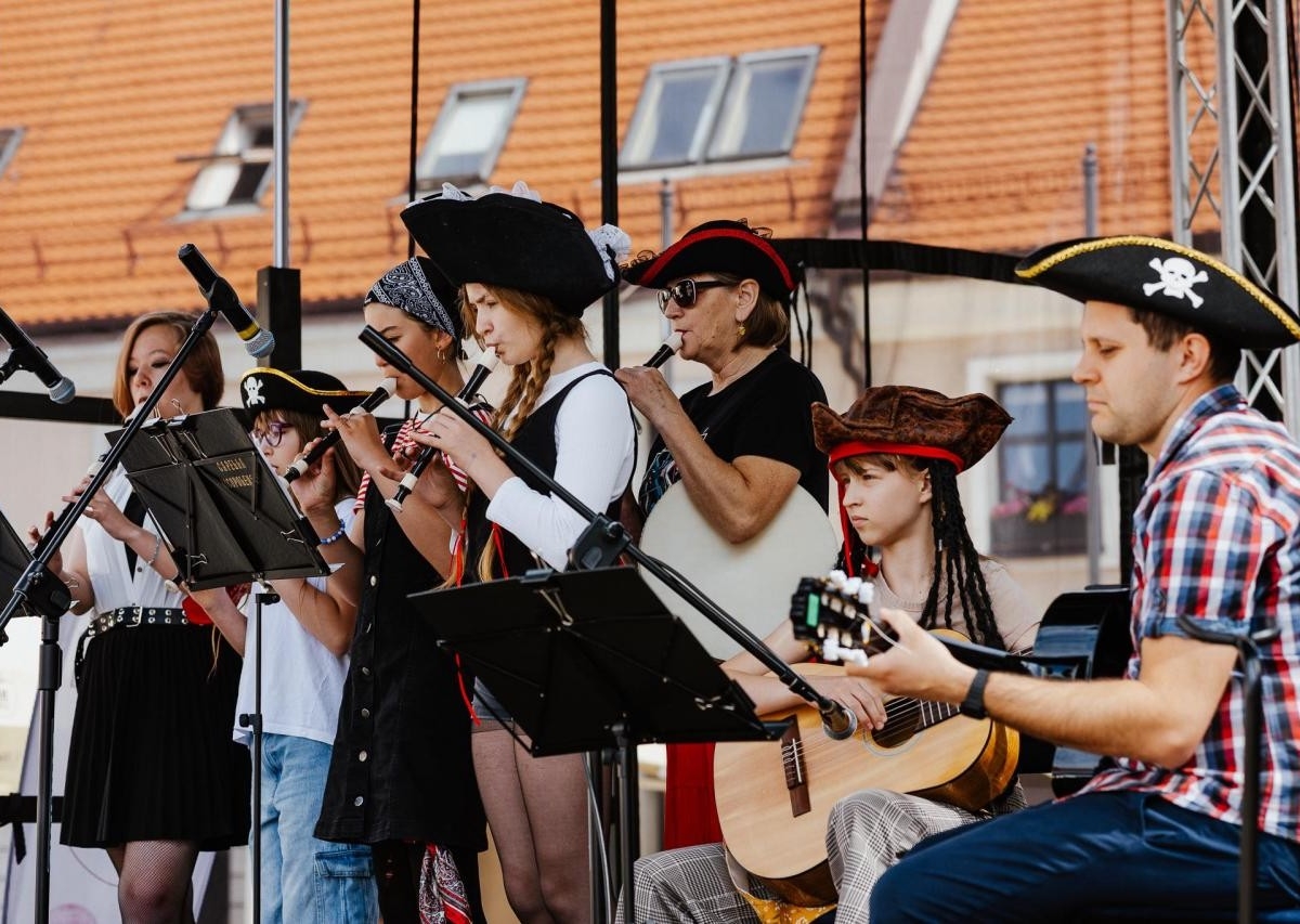 Dzień Dziecka i Dzień Aktywności Społecznej połączyły mieszkańców Mikołowa. Rynek zamienił się w piracką wyspę / fot. Birdabo Studio