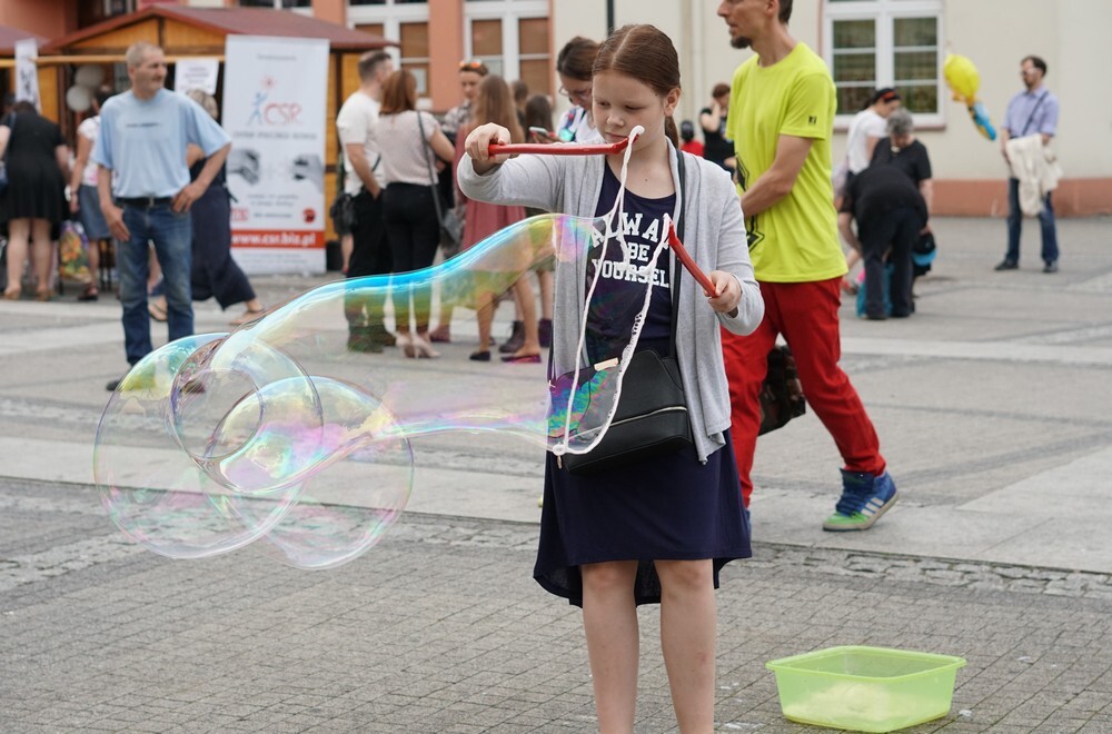 Dzień Dziecka z MDK Mikołów: cały rynek wypełniły giga bańki mydlane 