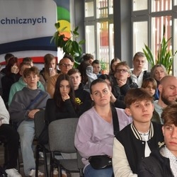 Dzie&#324; Otwarty w ZST Miko&#322;ów – uczniowie poznali ofert&#281; edukacyjn&#261; [FOTO]