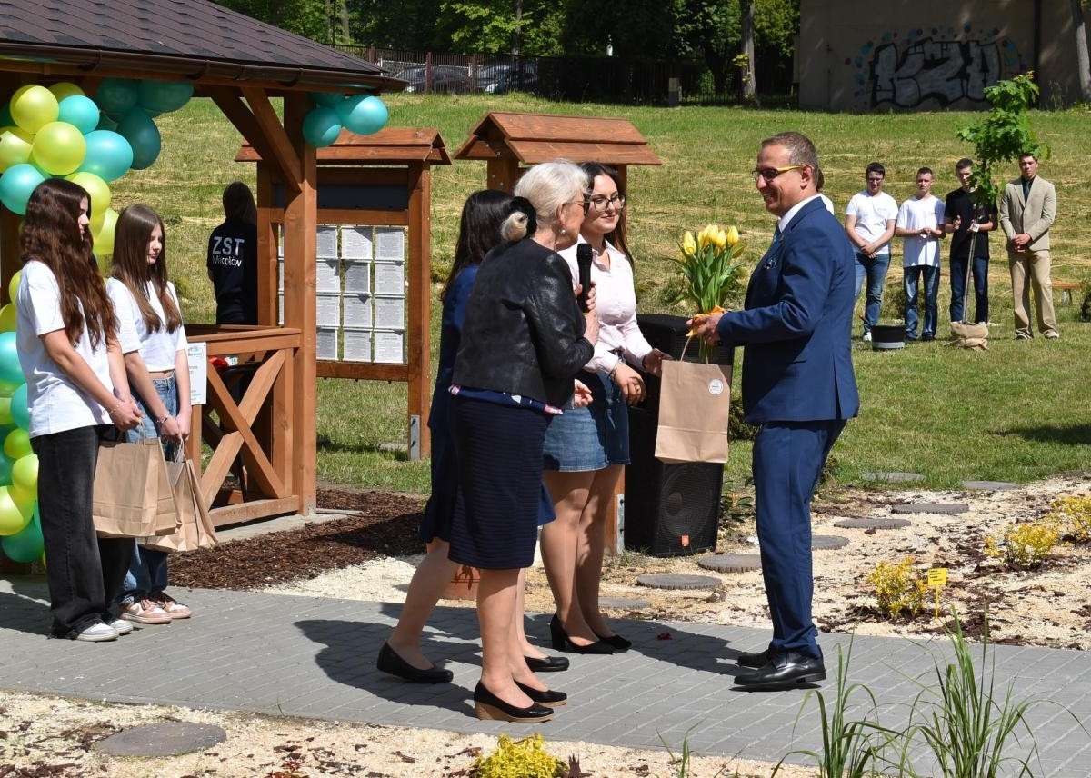 Zespół Szkół Technicznych w Mikołowie otworzył „Ekopracownię pod chmurką” / fot. Aktualności Powiatu Mikołowskiego FB