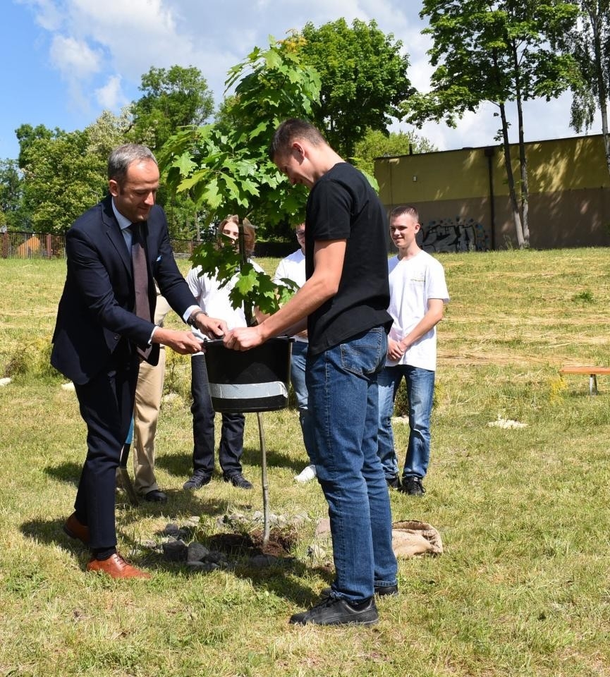 Zespół Szkół Technicznych w Mikołowie otworzył „Ekopracownię pod chmurką” / fot. Aktualności Powiatu Mikołowskiego FB