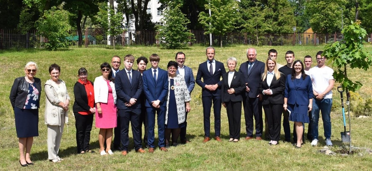 Zespół Szkół Technicznych w Mikołowie otworzył „Ekopracownię pod chmurką” / fot. Aktualności Powiatu Mikołowskiego FB