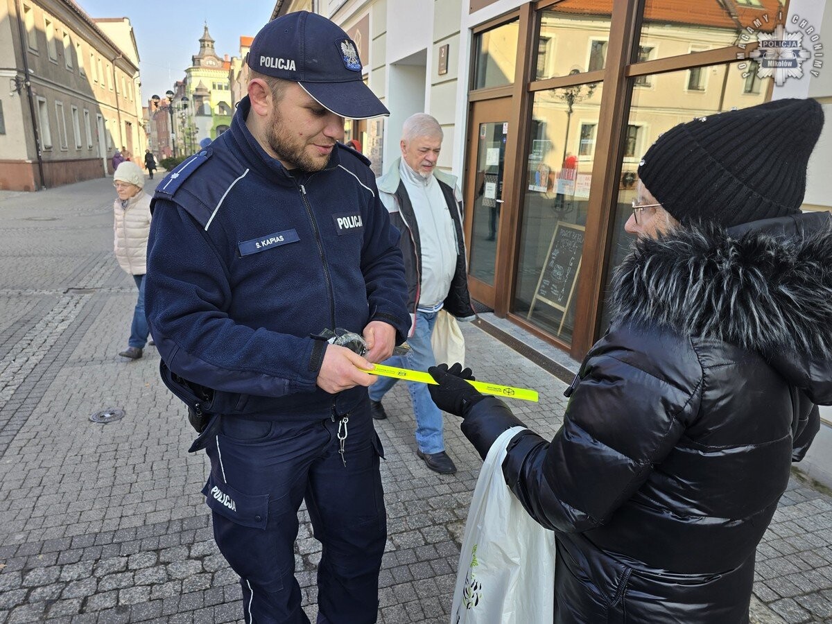 Zakończenie akcji „Z nowym rokiem widocznym krokiem” w Mikołowie, mającej na celu poprawę bezpieczeństwa pieszych / fot. KPP Mikołów