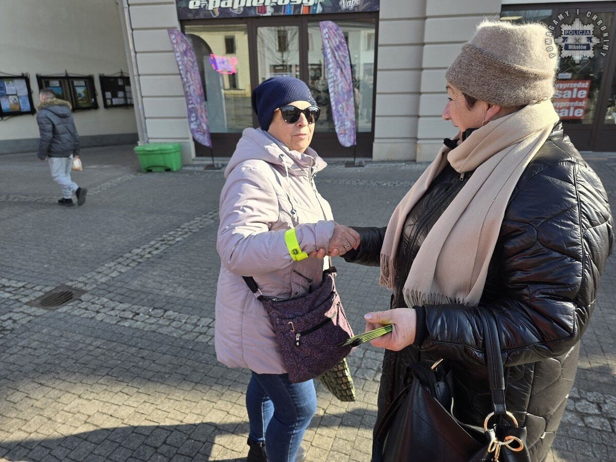 Zakończenie akcji „Z nowym rokiem widocznym krokiem” w Mikołowie, mającej na celu poprawę bezpieczeństwa pieszych / fot. KPP Mikołów