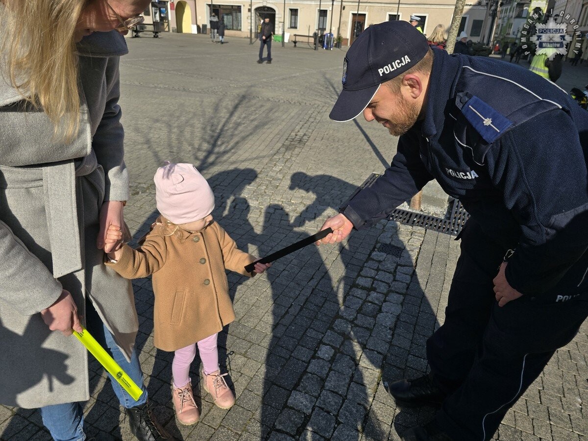 Zakończenie akcji „Z nowym rokiem widocznym krokiem” w Mikołowie, mającej na celu poprawę bezpieczeństwa pieszych / fot. KPP Mikołów