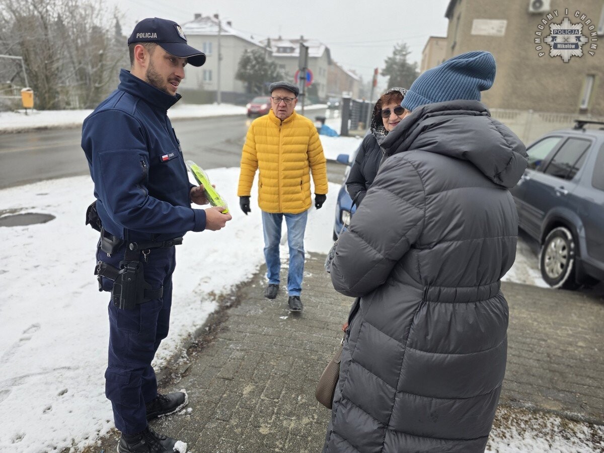 Zakończenie akcji „Z nowym rokiem widocznym krokiem” w Mikołowie, mającej na celu poprawę bezpieczeństwa pieszych / fot. KPP Mikołów