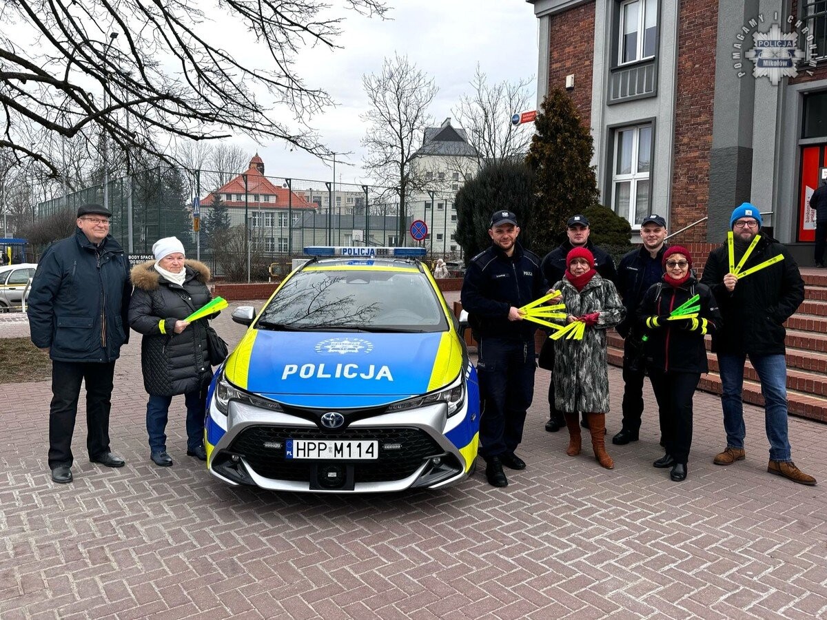 Zakończenie akcji „Z nowym rokiem widocznym krokiem” w Mikołowie, mającej na celu poprawę bezpieczeństwa pieszych / fot. KPP Mikołów