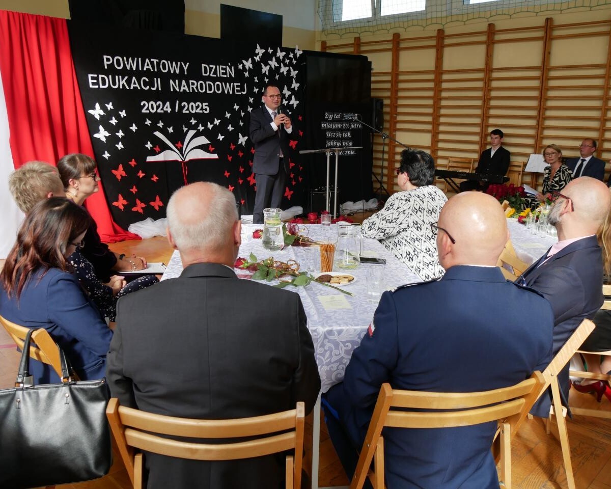 Powiatowe obchody Dnia Edukacji Narodowej w Łaziskach Górnych – Wyróżnienia dla nauczycieli i pracowników oświaty / fot. Aktualności Powiatu Mikołowskiego FB