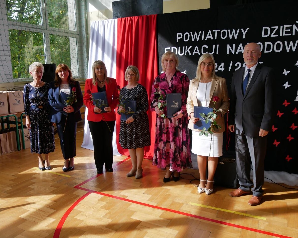 Powiatowe obchody Dnia Edukacji Narodowej w Łaziskach Górnych – Wyróżnienia dla nauczycieli i pracowników oświaty / fot. Aktualności Powiatu Mikołowskiego FB
