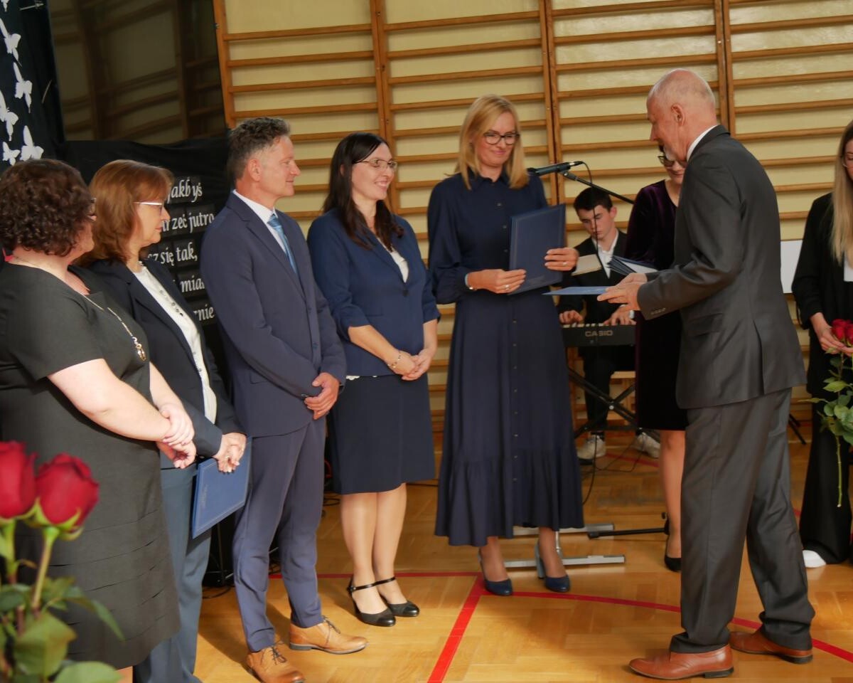 Powiatowe obchody Dnia Edukacji Narodowej w Łaziskach Górnych – Wyróżnienia dla nauczycieli i pracowników oświaty / fot. Aktualności Powiatu Mikołowskiego FB