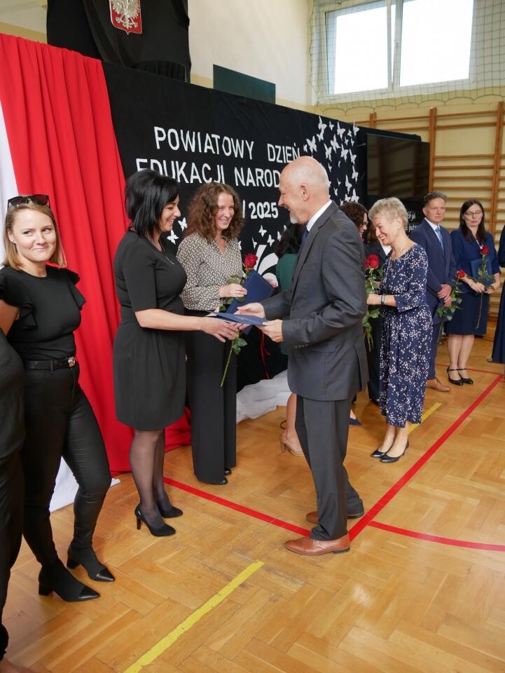 Powiatowe obchody Dnia Edukacji Narodowej w Łaziskach Górnych – Wyróżnienia dla nauczycieli i pracowników oświaty / fot. Aktualności Powiatu Mikołowskiego FB
