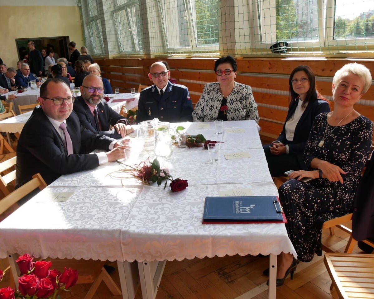 Powiatowe obchody Dnia Edukacji Narodowej w Łaziskach Górnych – Wyróżnienia dla nauczycieli i pracowników oświaty / fot. Aktualności Powiatu Mikołowskiego FB