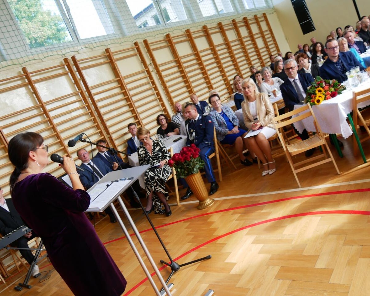 Powiatowe obchody Dnia Edukacji Narodowej w Łaziskach Górnych – Wyróżnienia dla nauczycieli i pracowników oświaty / fot. Aktualności Powiatu Mikołowskiego FB
