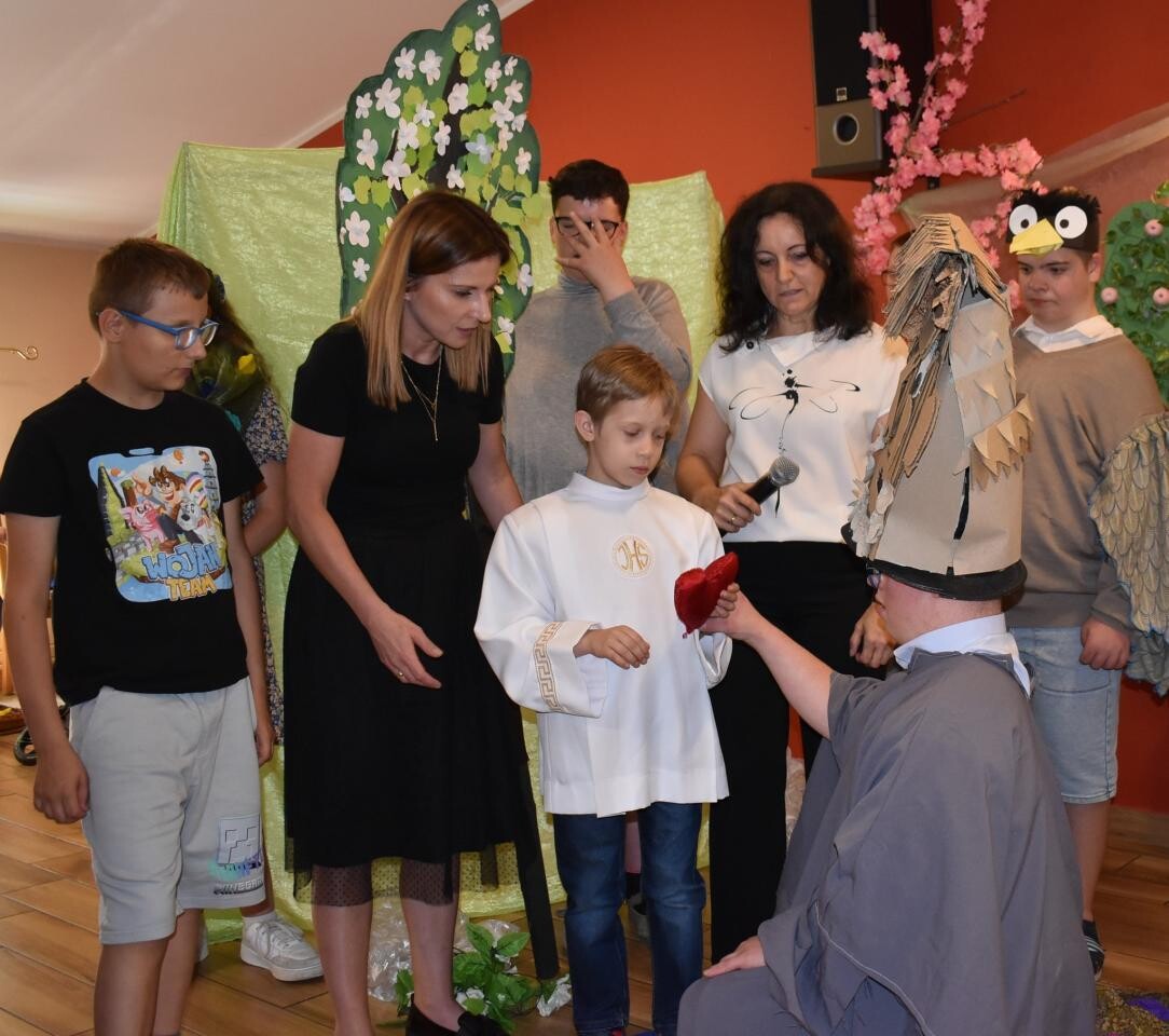 Zespół Szkół nr 1 Specjalnych w Mikołowie uczcił 110-lecie urodzin ks. Jana Twardowskiego / fot. Aktualności Powiatu Mikołowskiego