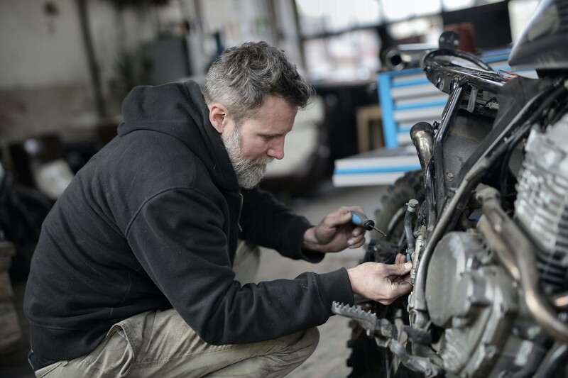 Garaż blaszany dla motocyklisty: Praktyczne porady dotyczące organizacji przestrzeni