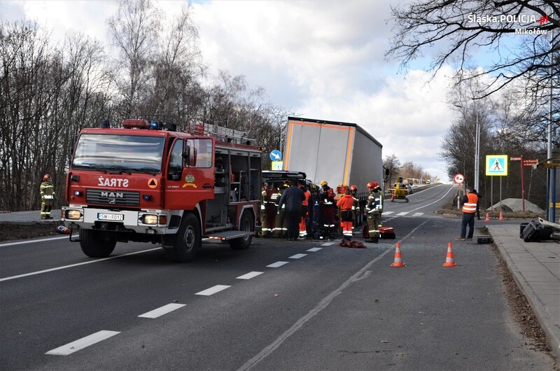 Groźny wypadek przy przejściu dla pieszych na DK 44. Jedna osoba trafiła do szpitala