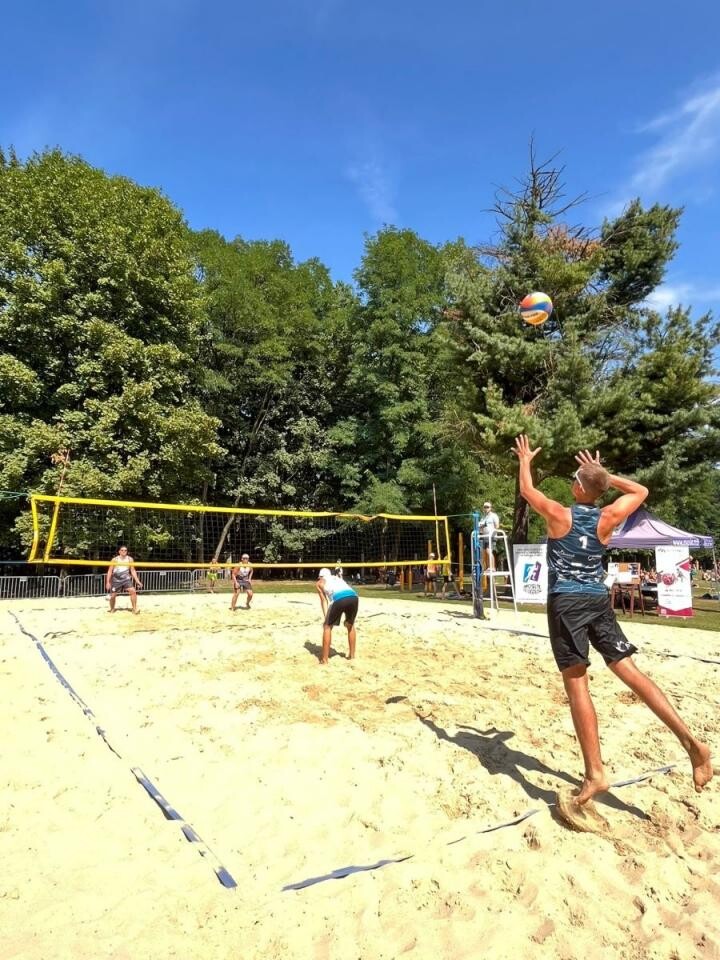 25 sierpnia 2024 roku na terenie kąpieliska Ośrodka Rekreacyjnego „Planty” odbyły się IV Mistrzostwa Mikołowa w siatkówce plażowej / fot. MOSiR Mikołów