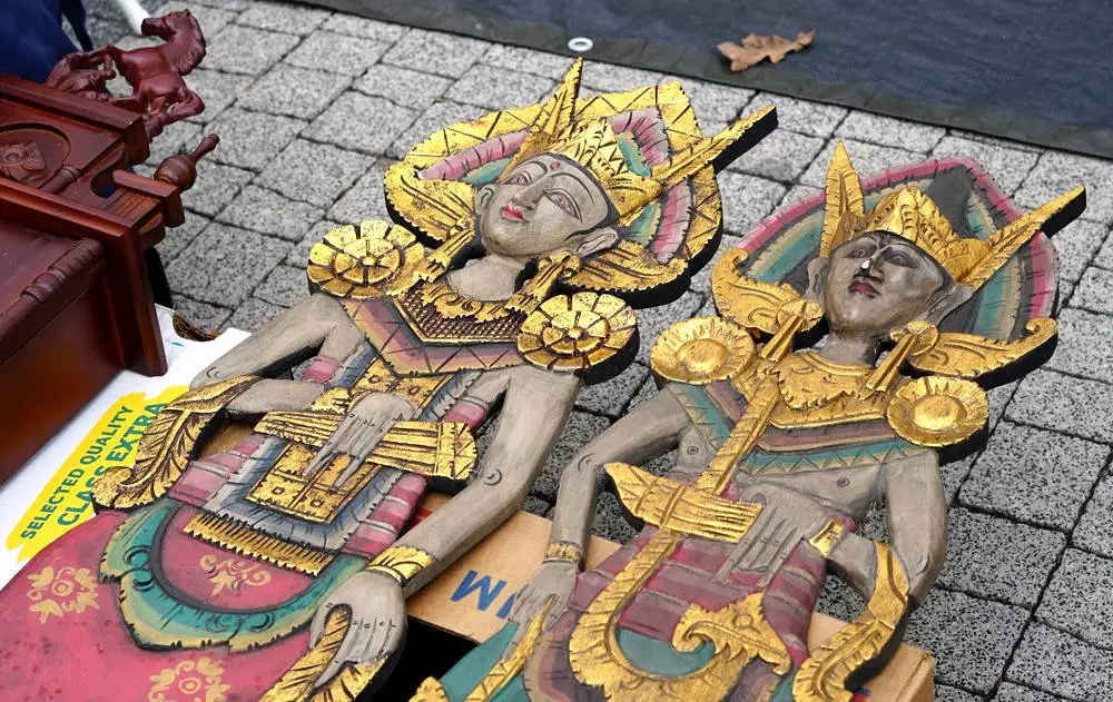 Jarmark Staroci Mikołów: na mikołowskim rynku nietypowe płaskorzeźby buddyjskich bożków