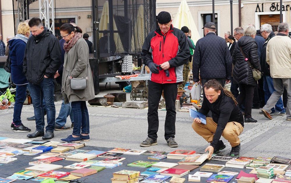 Za nami kwietniowy Jarmark Staroci na mikołowskim rynku. Dopisała pogoda i wystawcy, a wielu odwiedzających znalazło prawdziwe perełki. Organizatorem targów jest Miejska Placówka Muzealna.
