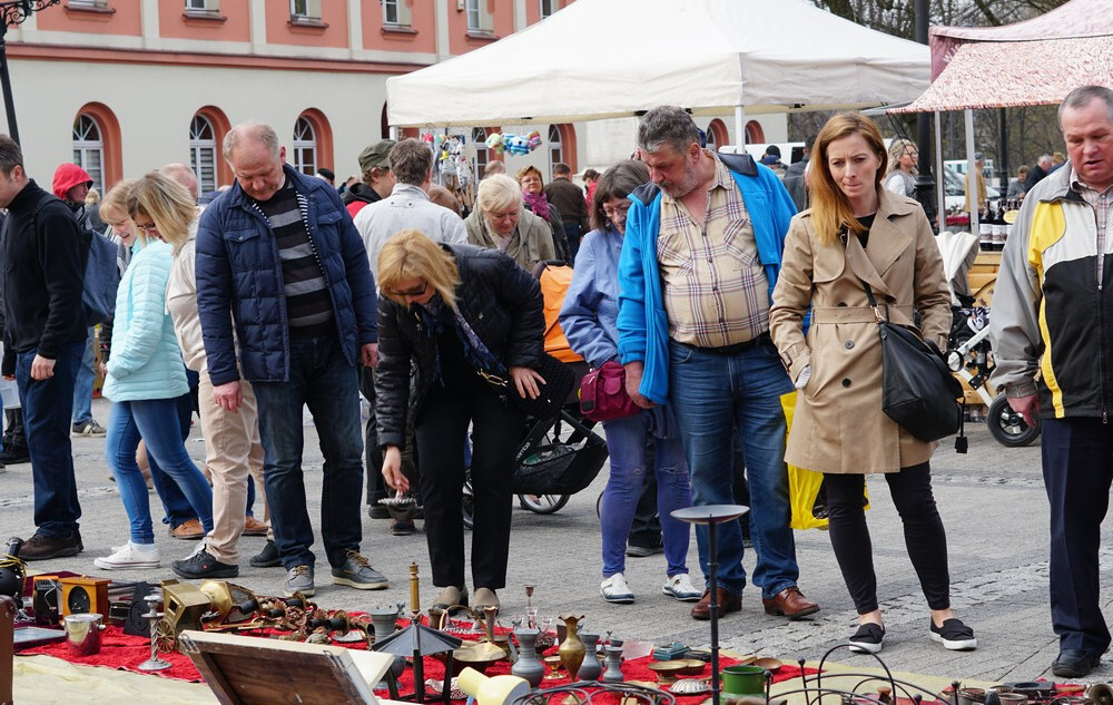 Za nami kwietniowy Jarmark Staroci na mikołowskim rynku. Dopisała pogoda i wystawcy, a wielu odwiedzających znalazło prawdziwe perełki. Organizatorem targów jest Miejska Placówka Muzealna.